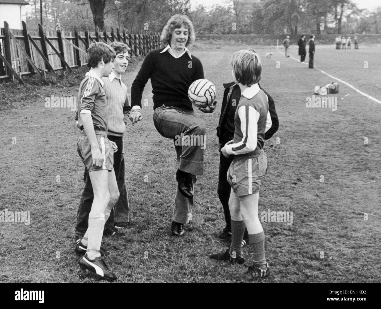 Everton Fußballer Andy King mit jungen Schüler Fans, ihre neuen Helden nach seinem Siegtreffer in der Derby-Partie gegen Rivalen Liverpool am 28. Oktober 1978. Foto von November 1978. Stockfoto