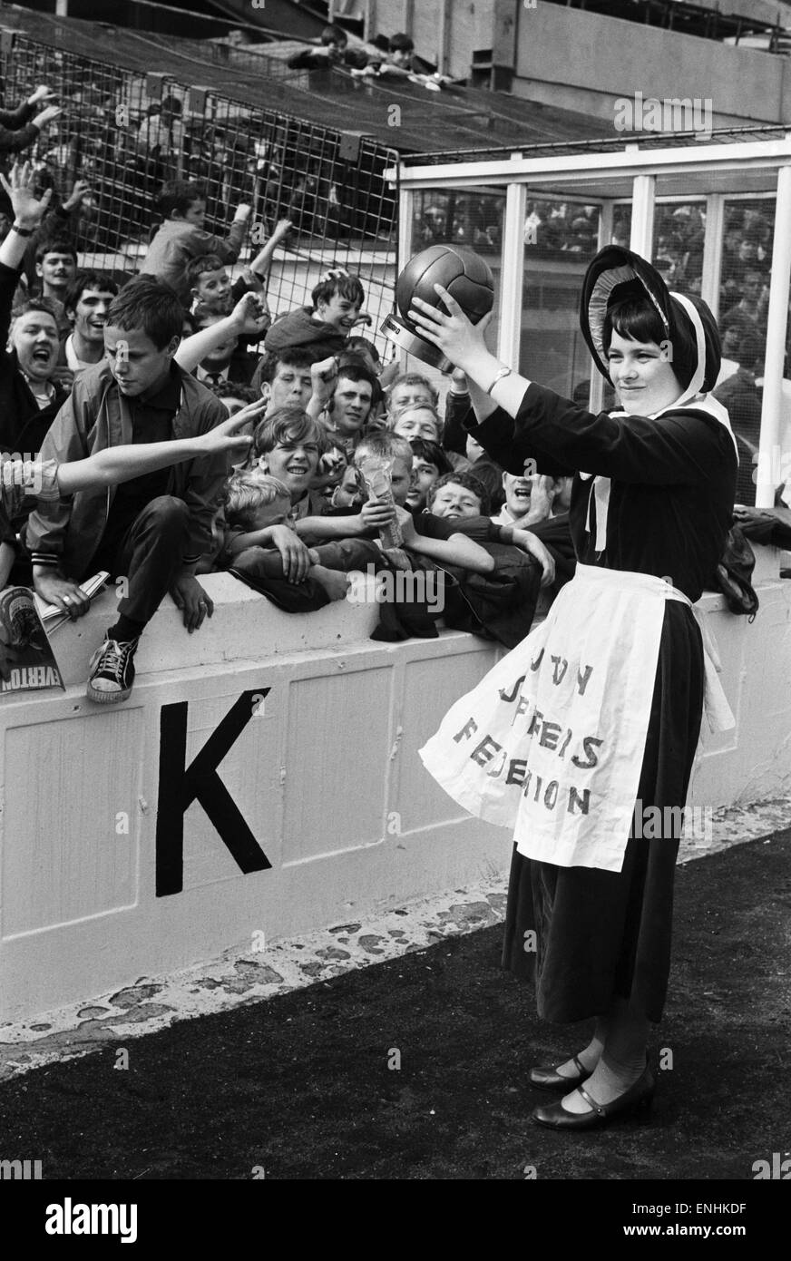 Everton Toffee Dame, 16 jährige Catherine Dunn, hält eine Trophäe zu Everton-Fans vor dem Spiel gegen Crystal Palace präsentiert. 16. August 1969. Stockfoto