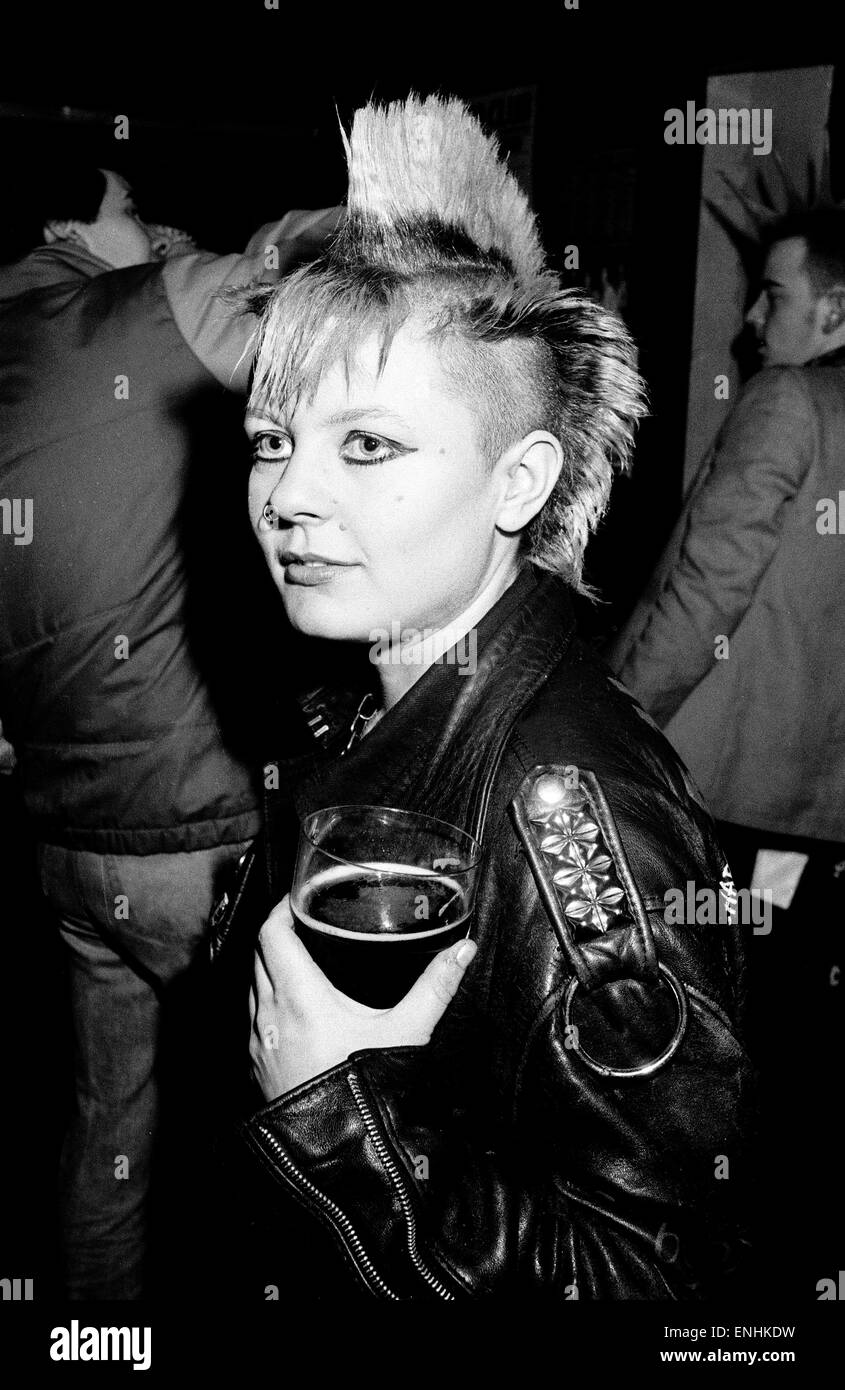 Punks, trinken und feiern. 15. Januar 1988 Stockfoto