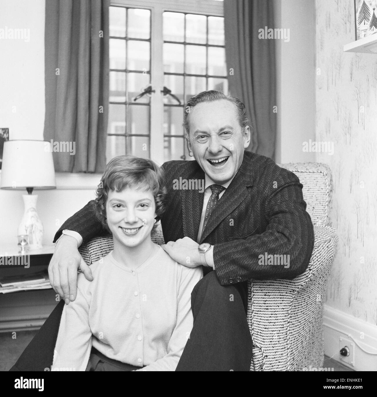 TV-Moderatorin Hughie Green hier zu Hause mit seiner 14-jährigen Tochter Linda gesehen. 21. Januar 1958 Stockfoto