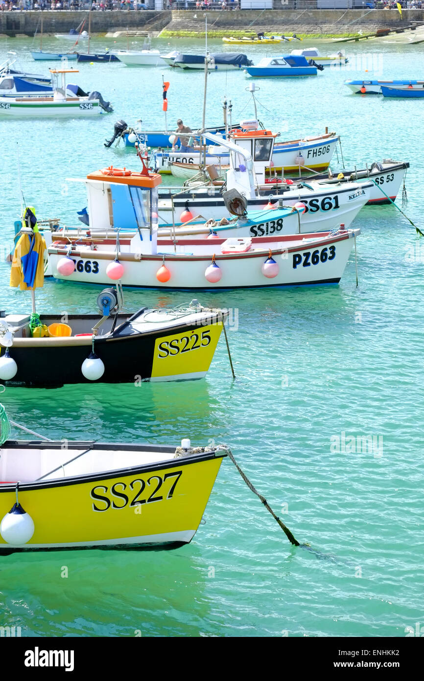 Fischerboote in einer Reihe am Hafen von St Ives in Cornwall. Stockfoto