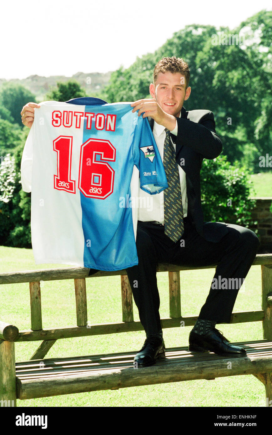 Chris Sutton Anzeichen für Blackburn Rovers, bricht das Geschäft Wert £ 5 Millionen britischen Übertragungssatz, Freitag, 15. Juli 1994. Die 21 Jahre alte Stürmer von England B vereinbart, einen Fünf-Jahres-Vertrag mit Rovers, die ihn im Ewood Park bis 1999 halten. Stockfoto