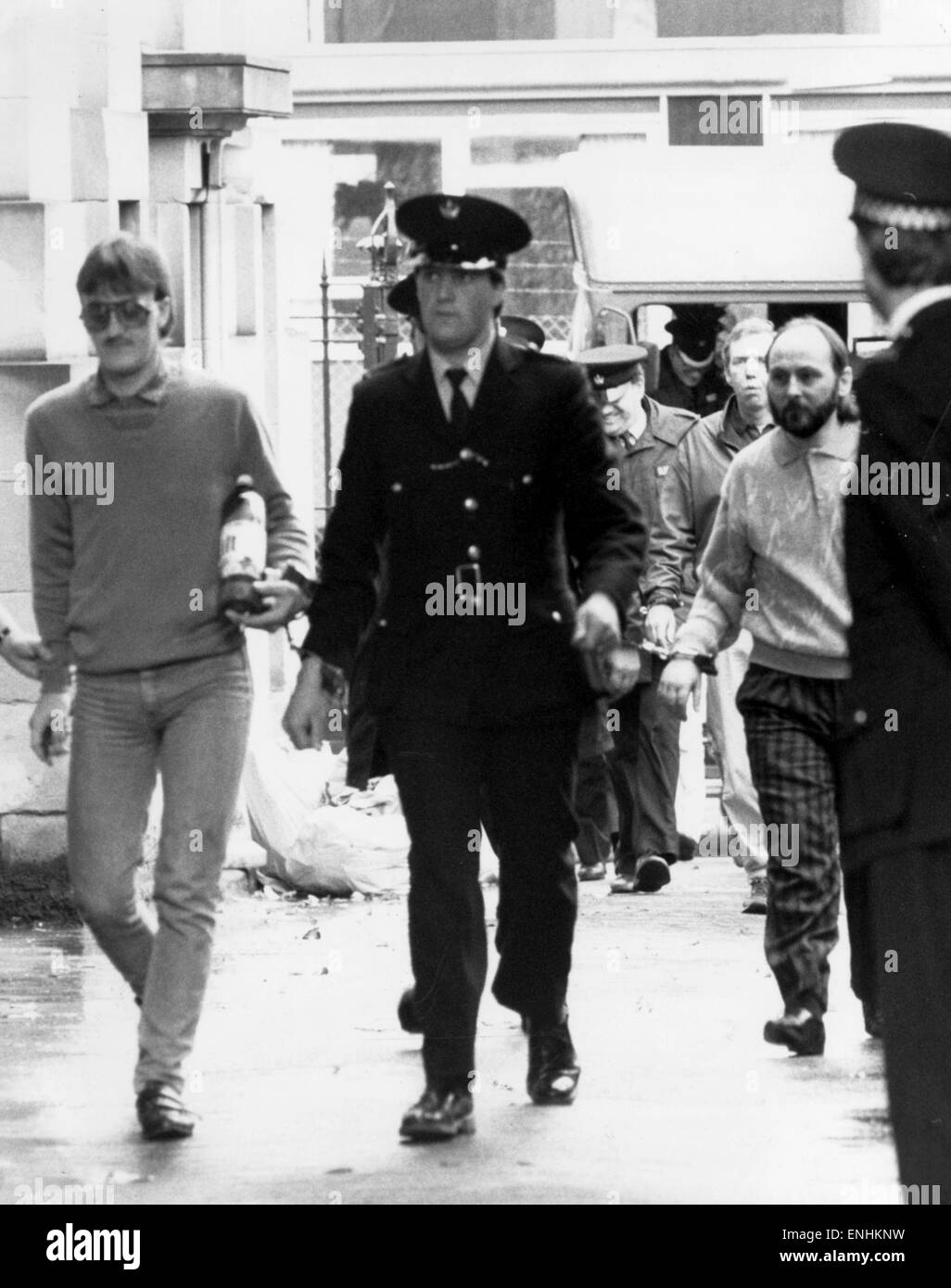 HMP Barlinnie Gefängnis 1987. Links nach rechts Allan McLeish erhält zehn Jahre (er diente sechs Monate), Gefängnis Officer, Peter Cochome & Billy Marshall. Stockfoto