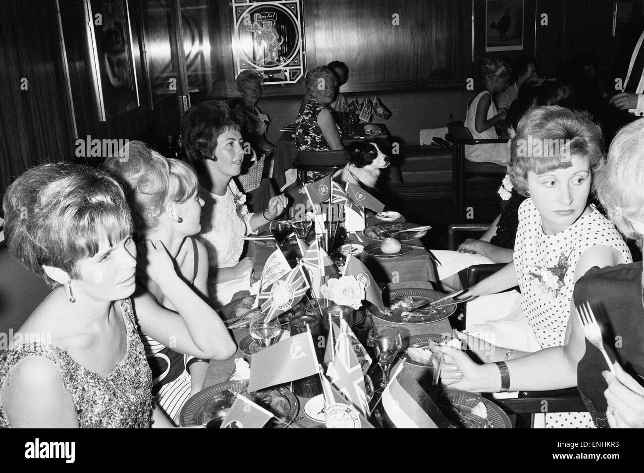 Ehefrauen von England Spieler genießen World Cup Bankett im Royal Garden Hotel in Kensington, London, Samstag, 30. Juli 1966. Stockfoto