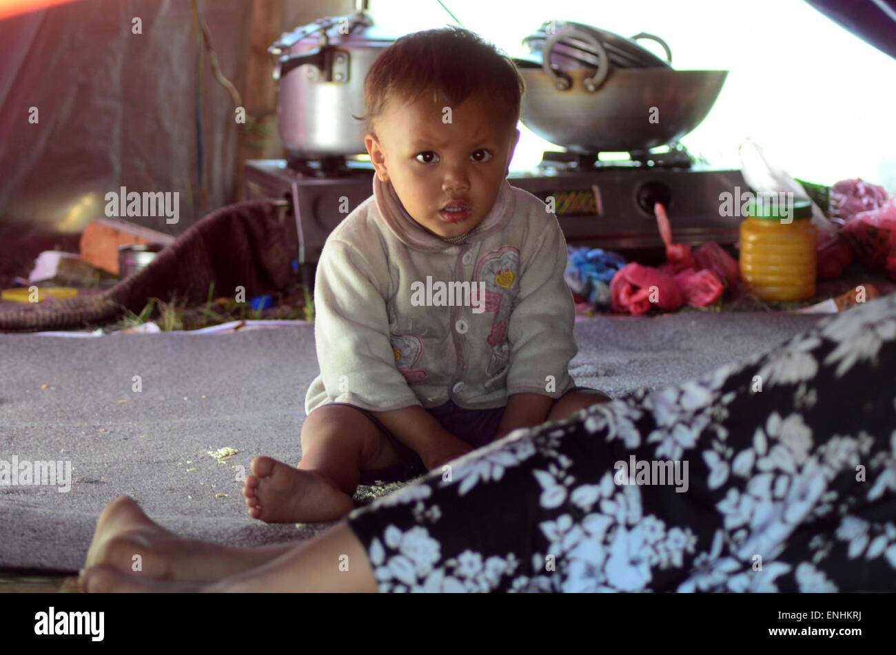 Nepal. 6. Mai 2015. Ein Kind in die Kamera reagieren. Ein Haupterdbeben 7,8 Kathmandu Mittag am Samstag getroffen, und folgten mehrere Nachbeben, die Lawinen auf dem Mt. Everest ausgelöst die Bergsteiger in den Basislagern begraben. Viele Häuser, Gebäuden und Tempeln in der Hauptstadt wurden zerstört, während des Erdbebens, verlassen über 7500 Tote und viele mehr unter seinen Trümmern gefangen, als Notfall Rettungskräfte versuchen, Schutt und Überlebende zu finden. © Prabhat Kumar Verma/Pacific Press/Alamy Live-Nachrichten Stockfoto