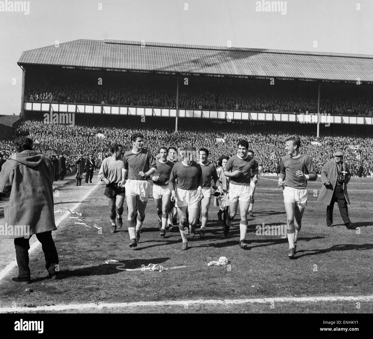 Die englische Liga Division 1 im Goodison Park. Everton 4 gegen Fulham 1. Der Sieg brachte Everton am letzten Saisontag den Titel. Everton-Spieler feiern am Ende des Spiels auf dem Spielfeld in einer Runde der Ehre. Mai 1963. Stockfoto