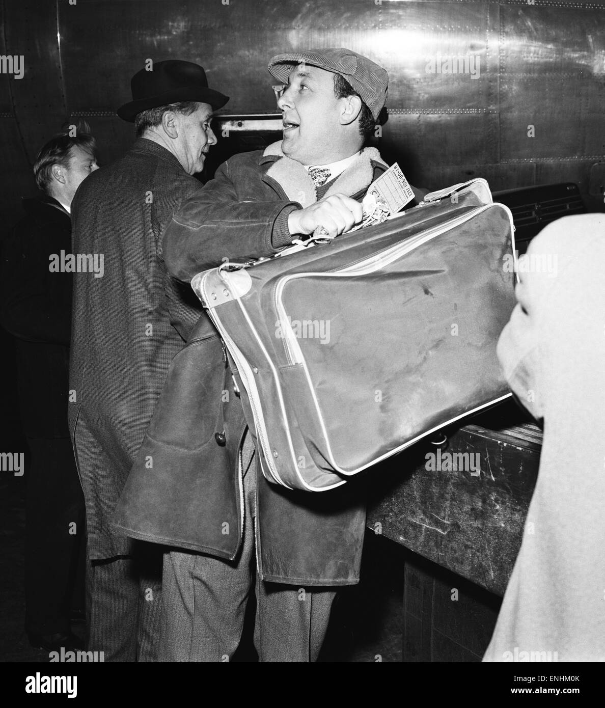 Geschäftsführer der British United Airways Freddie Laker, lädt Gepäck auf ein Flugzeug am Flughafen Gatwick während eines Streiks von Trägern. 1. Dezember 1964. Stockfoto