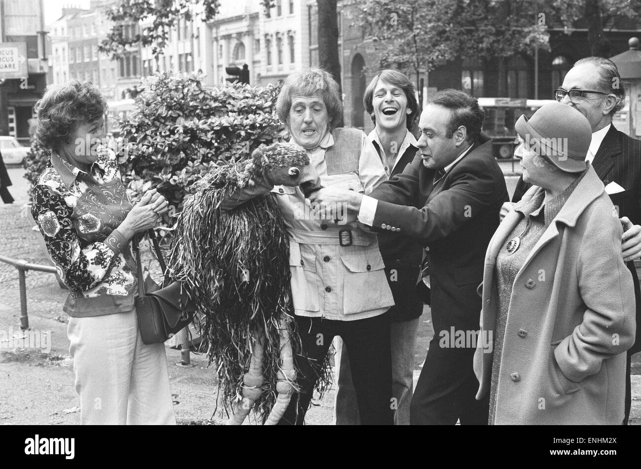 Rod Hull und WWU gesehen hier angreifen Victor Spinetti außerhalb der Shaftesbury Theatre, während Pat Coombes (links) und andere Mitglieder der Besetzung von Abenteuer in Pantoland blicken auf. Dies ist der erste original Pantomime in London seit über 50 Jahren und war schreiben Stockfoto