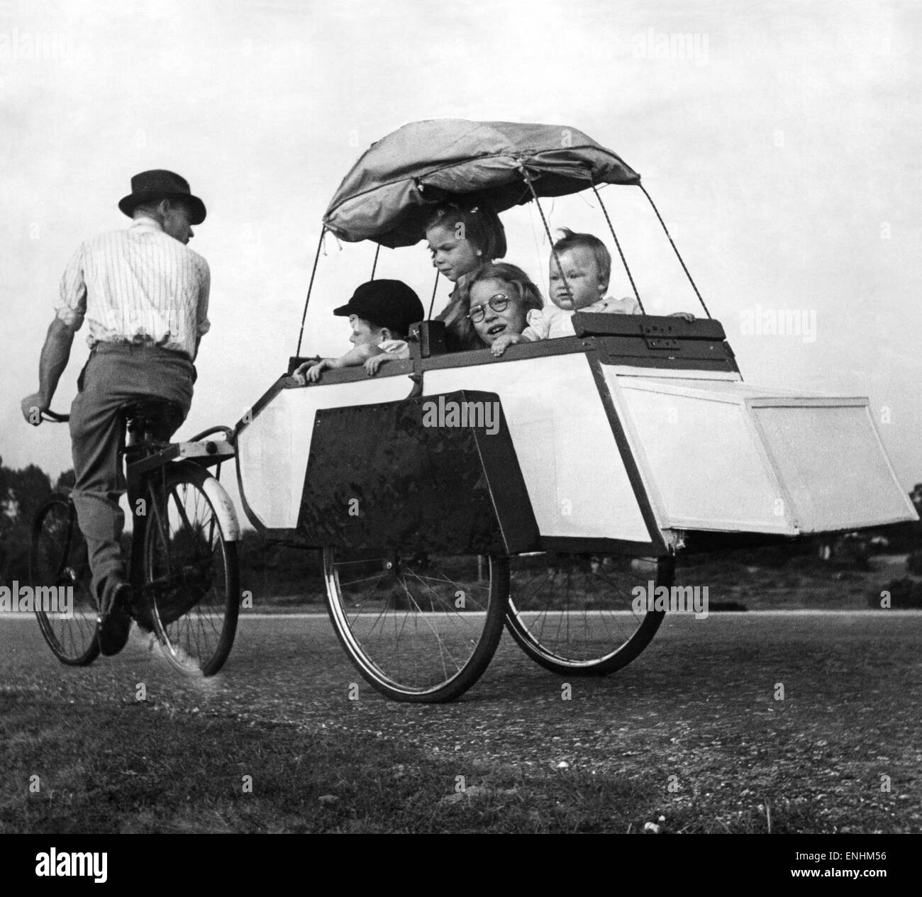 Transport: Zyklen: vier von der Familie in den Anhänger. Baby Sonia im Alter von 10 Monaten, Molly Alter von 7 Jahren (mit Brille), Rose Alter 4 Jahre Ende Bobby Alter von 4 Jahren. August 1949. Stockfoto