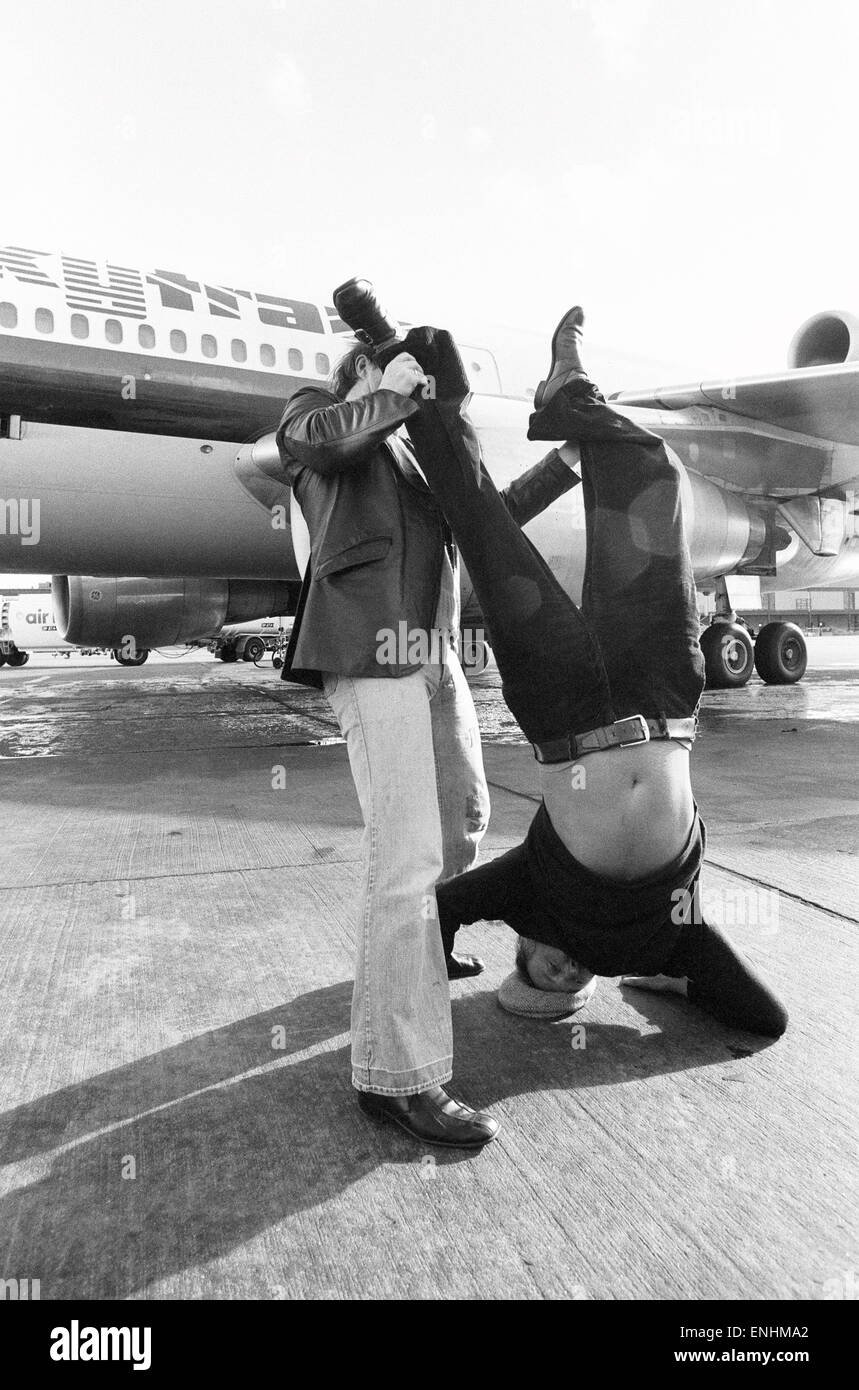 Leiter der Laker Airways Freddie Laker in jubelnder Stimmung auf der Landebahn am Flughafen Gatwick, am Vortag des Erstfluges von seinem transatlantischen Skytrain-Dienst startet vom Flughafen Gatwick nach New York. Der Flug bietet Platz für 59 Personen und kostet £59 für eine Stockfoto