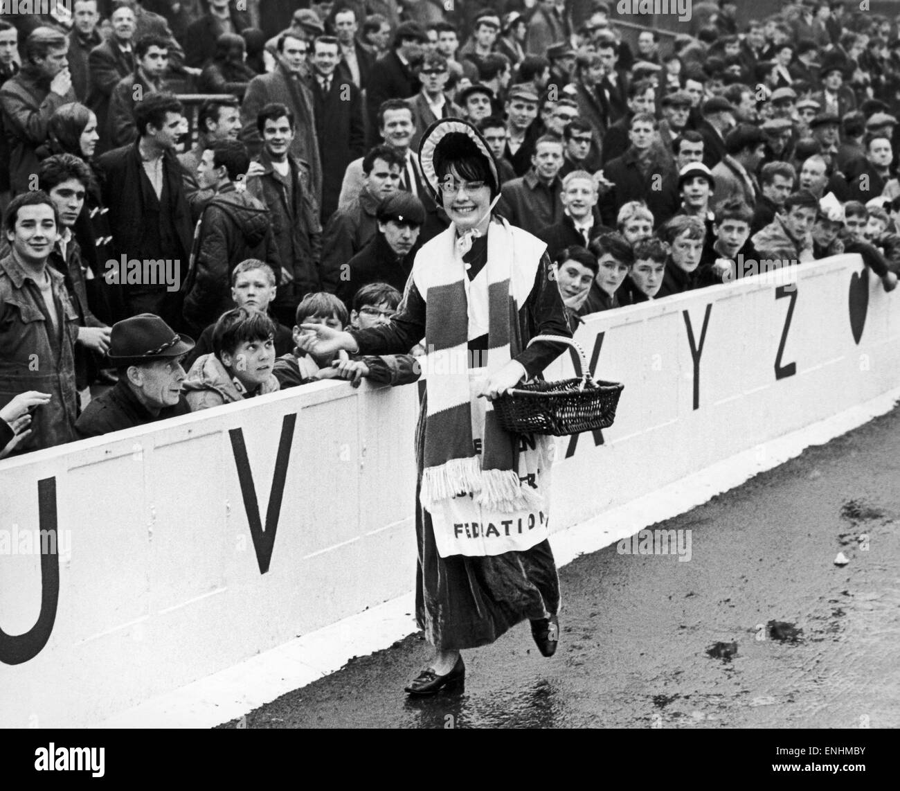 Dreizehn Toffee Einjahresmädchen Christine Dunn auf dem Spielfeld im Goodison Park zum ersten Mal verteilen Süßigkeiten an der Menge vor Everton League Division One match gegen Sheffield Mittwoch. 15. Oktober 1966. Stockfoto