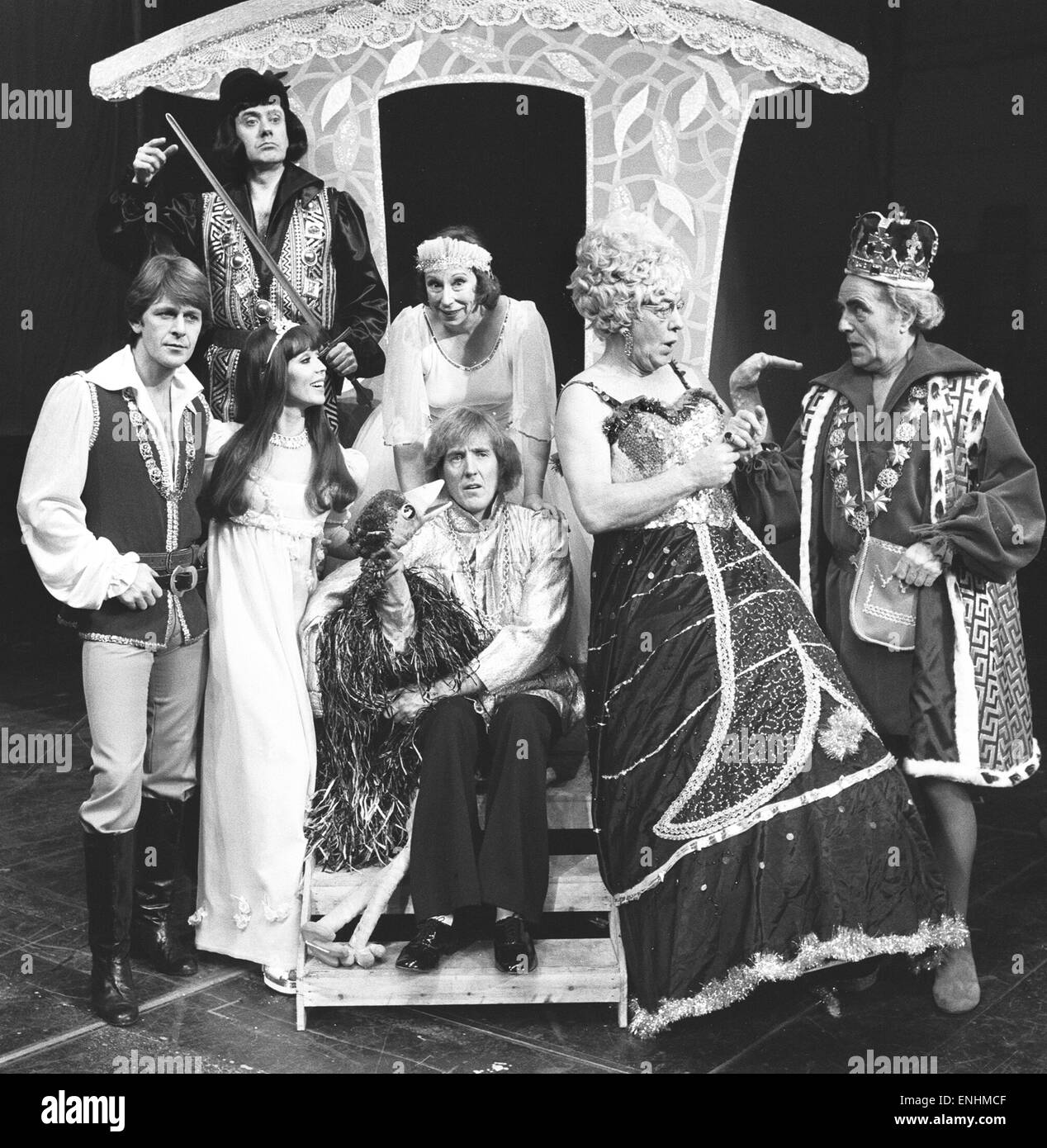 Rod Hull und WWU gesehen hier mit anderen Darstellern (Victor Spinetti oben links, Susan Maughan 3. Links, Bob Todd der Dame 2. rechts) im Shaftesbury Theatre während der Proben von Abenteuern in Pantoland. Dies ist der erste original Pantomime in London für o Stockfoto
