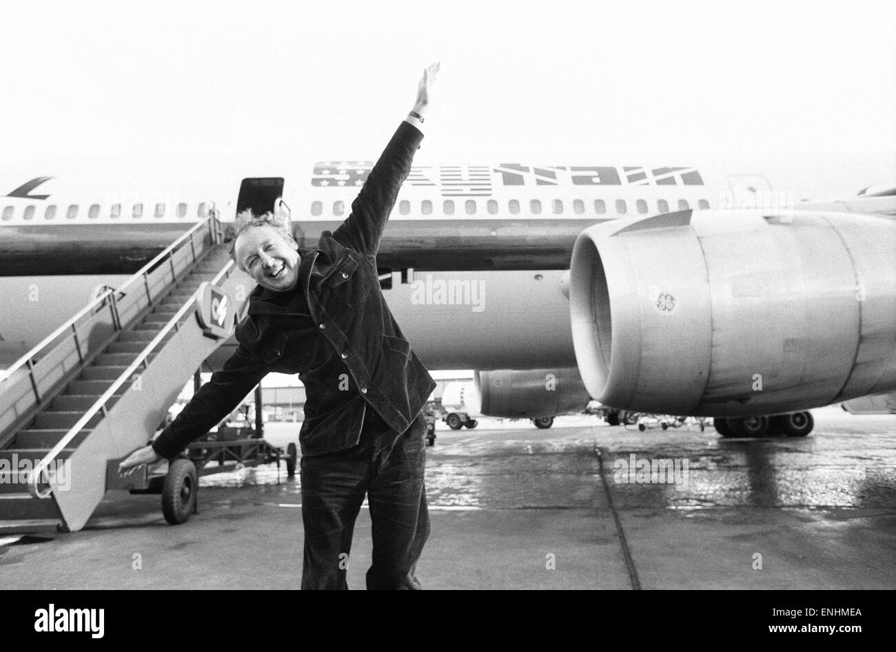 Leiter der Laker Airways Freddie Laker in jubelnder Stimmung auf der Landebahn am Flughafen Gatwick, am Vortag des Erstfluges von seinem transatlantischen Skytrain-Dienst startet vom Flughafen Gatwick nach New York. Der Flug wird 345 Passagieren Platz und kostet £59 für Stockfoto