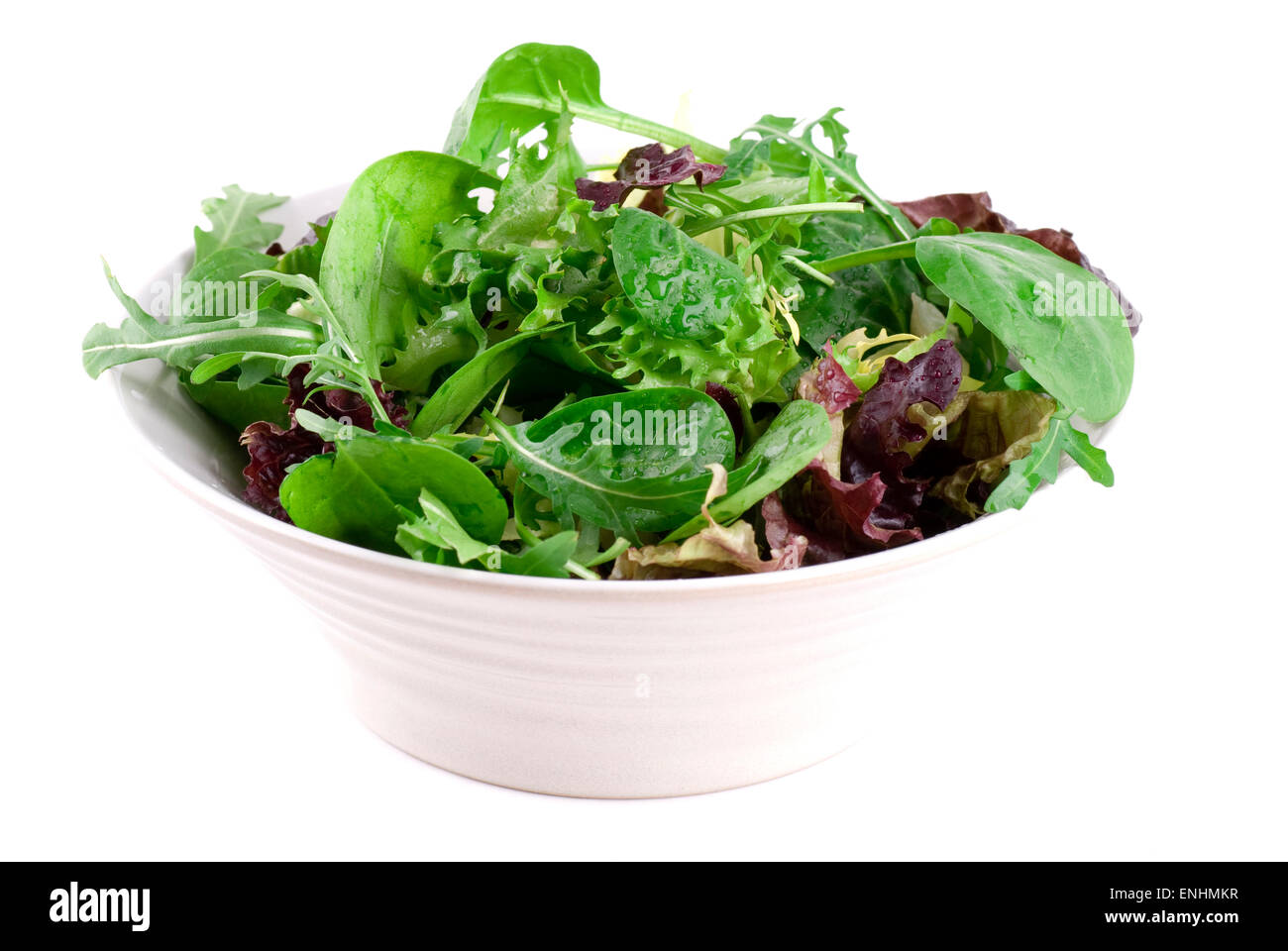 Spinat, Rucola, Lollo Rosso und grüner Salat in einer Keramikschale. Stockfoto