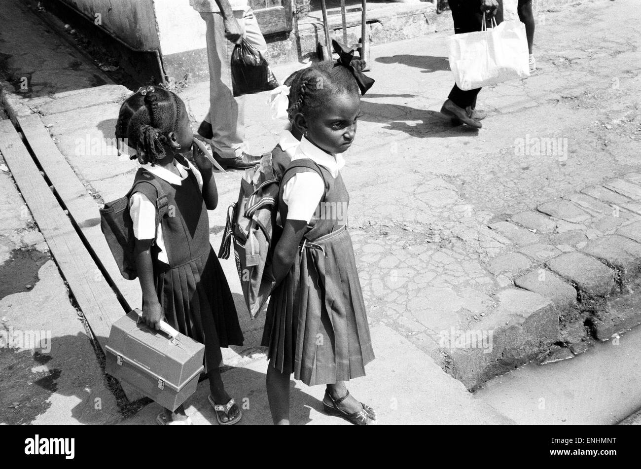 Kinder auf dem Weg zur Schule in Kingston, Jamaika, Januar 1984. Stockfoto