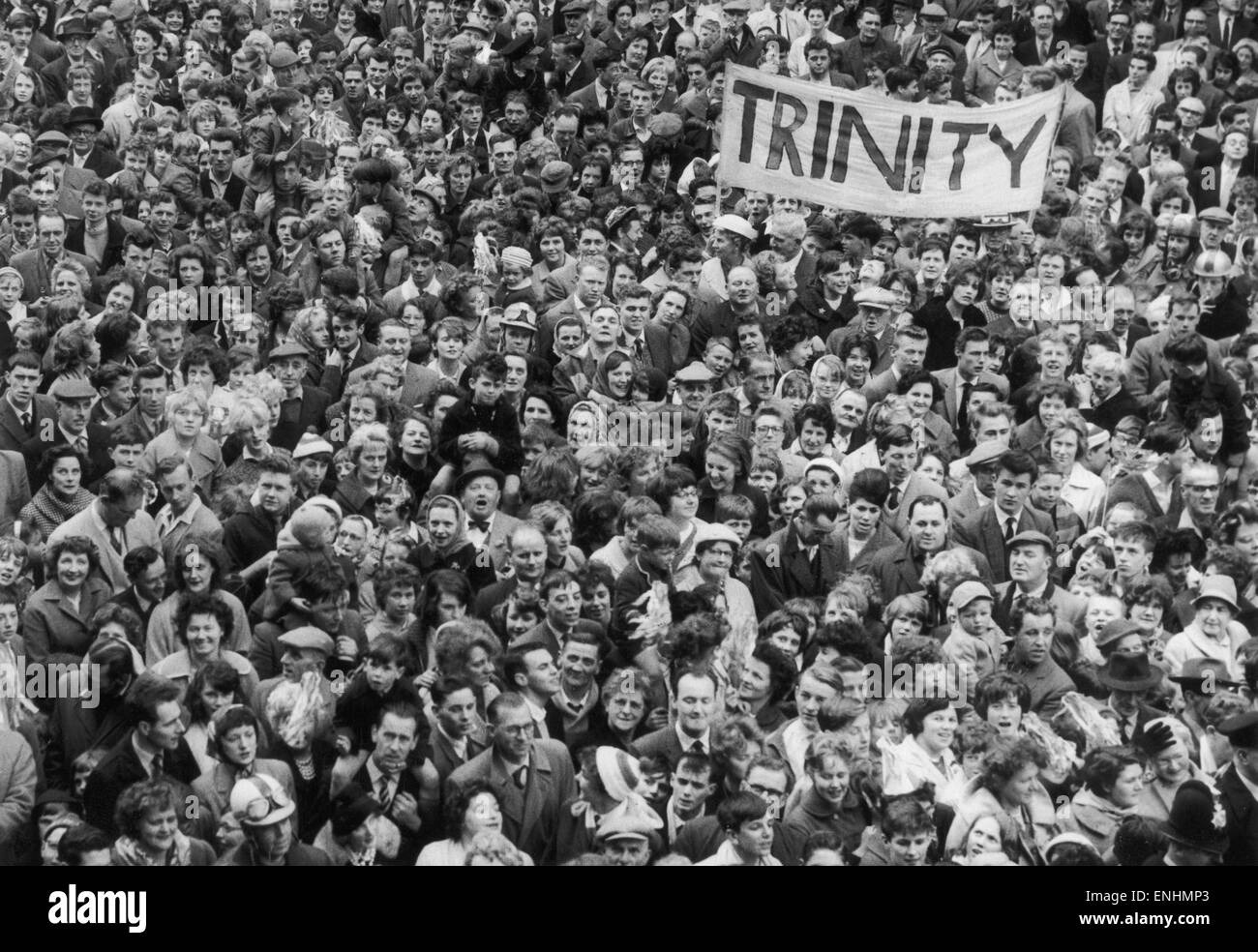 Tausende von Fans säumten die Straßen von Wakefield, die Wakefield Trinity-Teams mit der Rugby League Cup zurück nach ihrem 38-5 Sieg über Hull im Wembley-Stadion zu begrüßen. 15. Mai 1960 Stockfoto