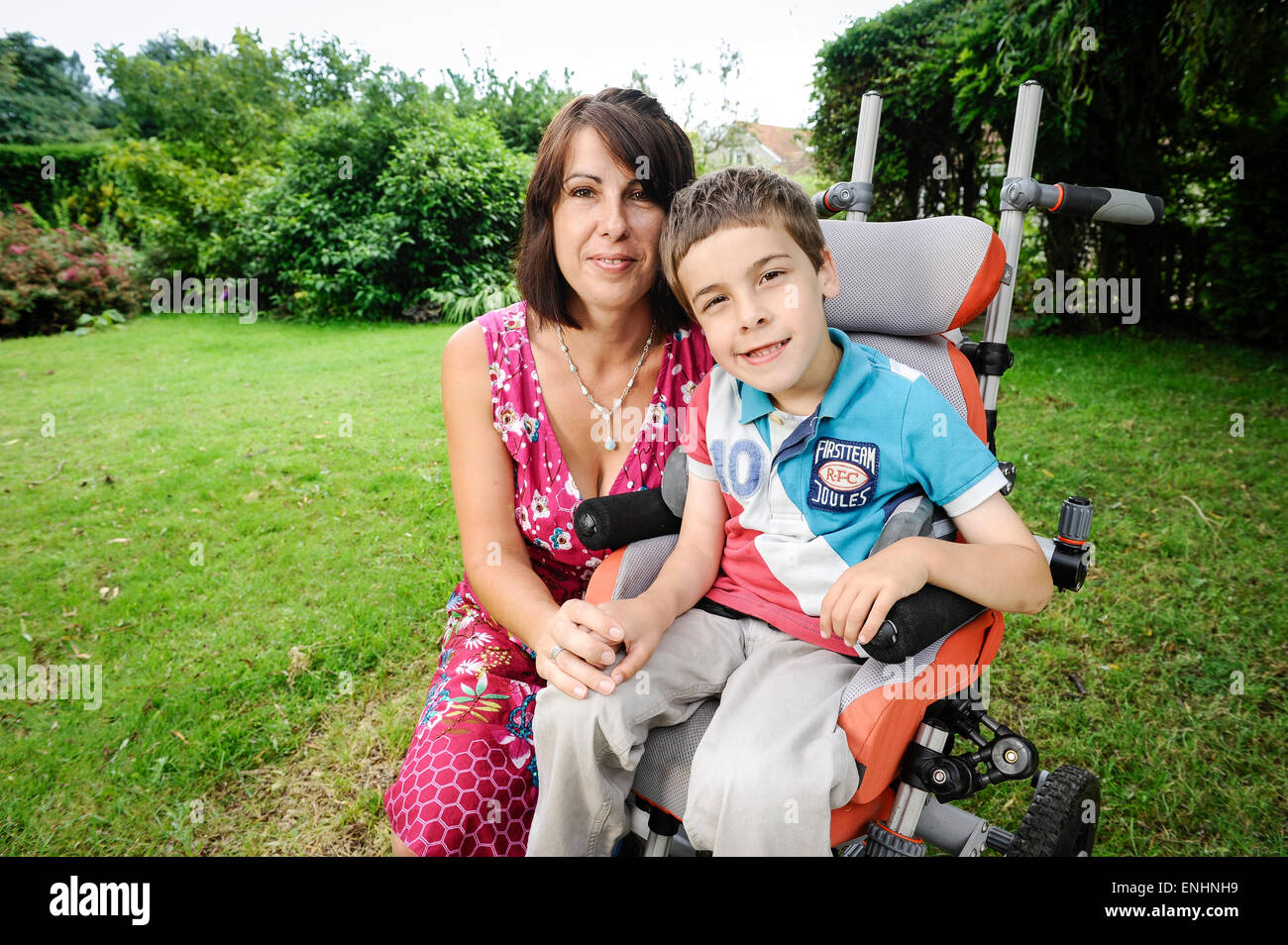 Kate Oram mit ihrem Sohn Jack Clayton, Cerebal Lähmung leidet, nachdem wird der Sauerstoff bei der Geburt verhungert. Stockfoto