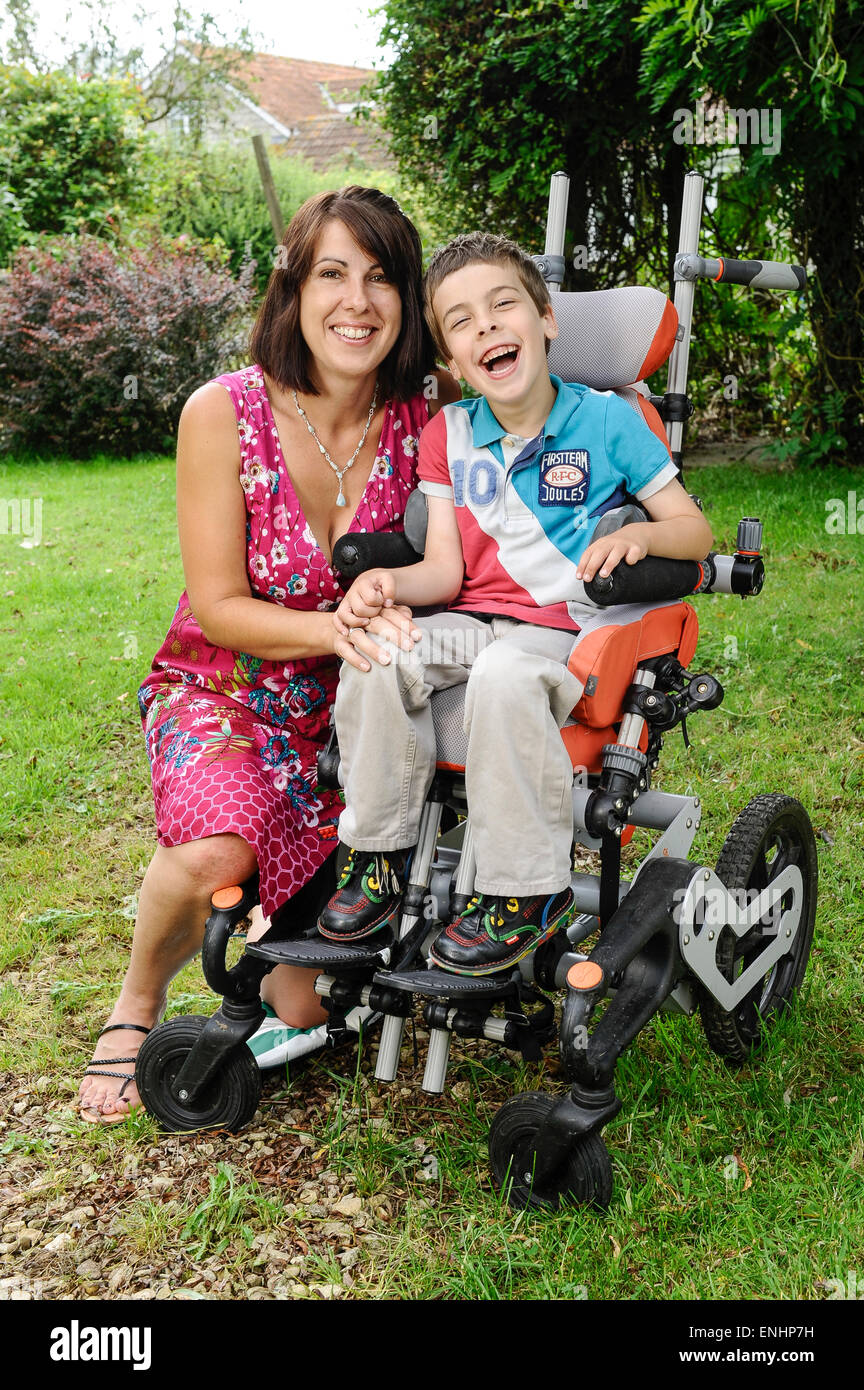 Kate Oram mit ihrem Sohn Jack Clayton, Cerebal Lähmung leidet, nachdem wird der Sauerstoff bei der Geburt verhungert. Stockfoto