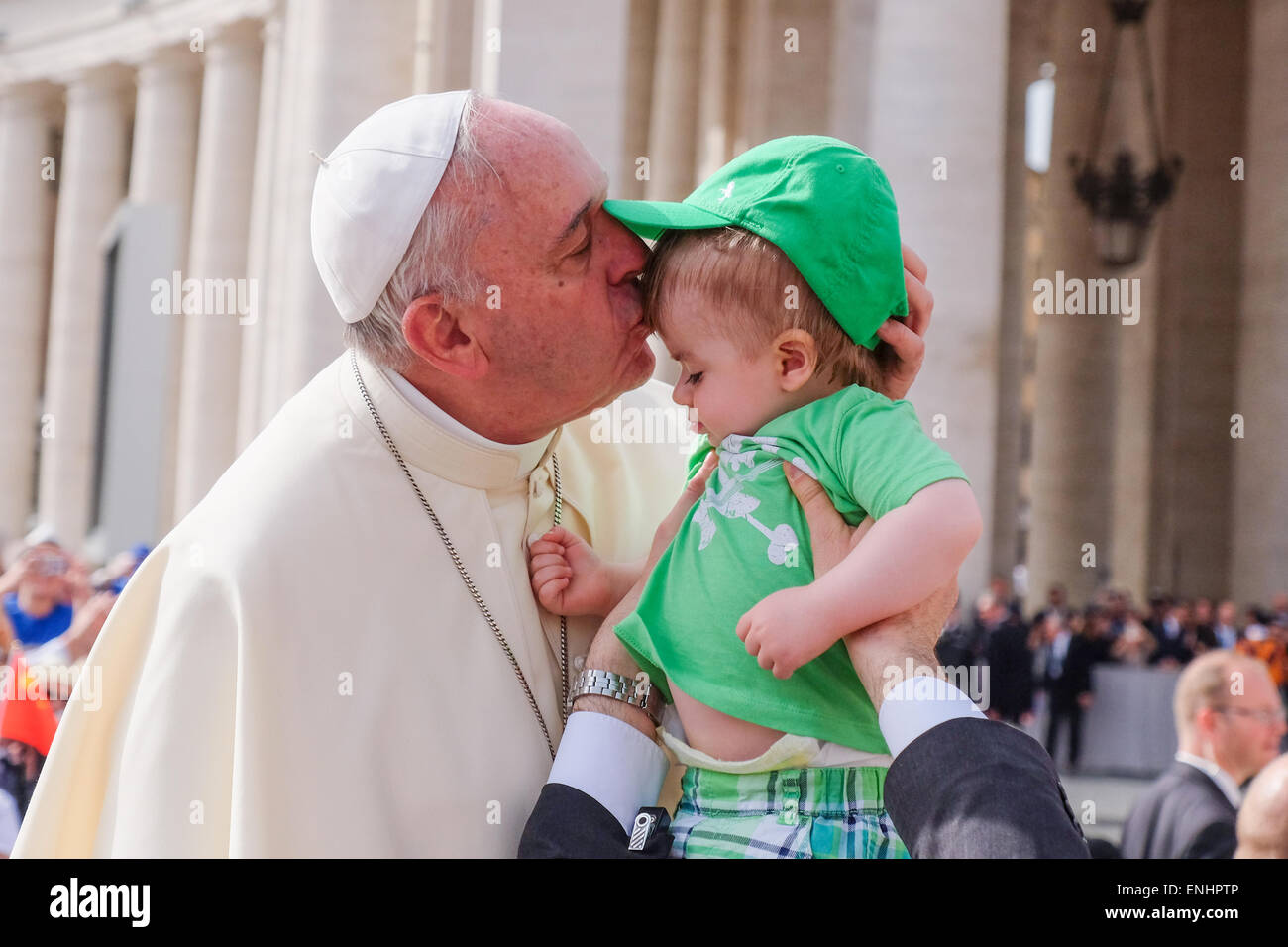 Vatikan-Stadt. 6. Mai 2015. Papst Francis 06. kann 2015 Generalaudienz in St Peter's Square Credit: wirklich Easy Star/Alamy Live News Stockfoto