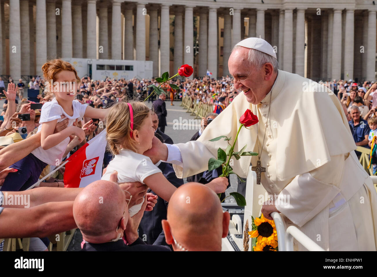 Vatikan-Stadt. 6. Mai 2015. Papst Francis 06. kann 2015 Generalaudienz in St Peter's Square Credit: wirklich Easy Star/Alamy Live News Stockfoto