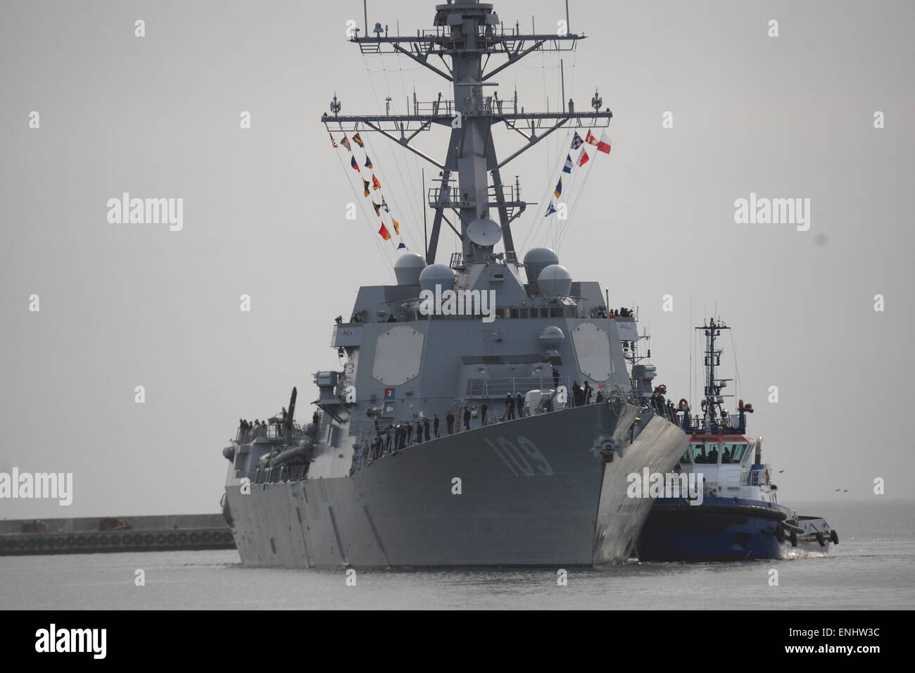 Gdynia, Polen. 6. Mai 2015. US Navy Rakete Zerstörer USS Jason Dunham (DDG-109) geht nach Gdynia Port für kurzen Besuch. Schiff ist mit SM-2-Rakete und Tomahawk-Raketen bewaffnet. Der Besuch ist ein Teil der Bestätigung der US-Verpflichtungen im Rahmen von Artikel 5 der NATO. Bildnachweis: Michal Fludra/Alamy Live-Nachrichten Stockfoto