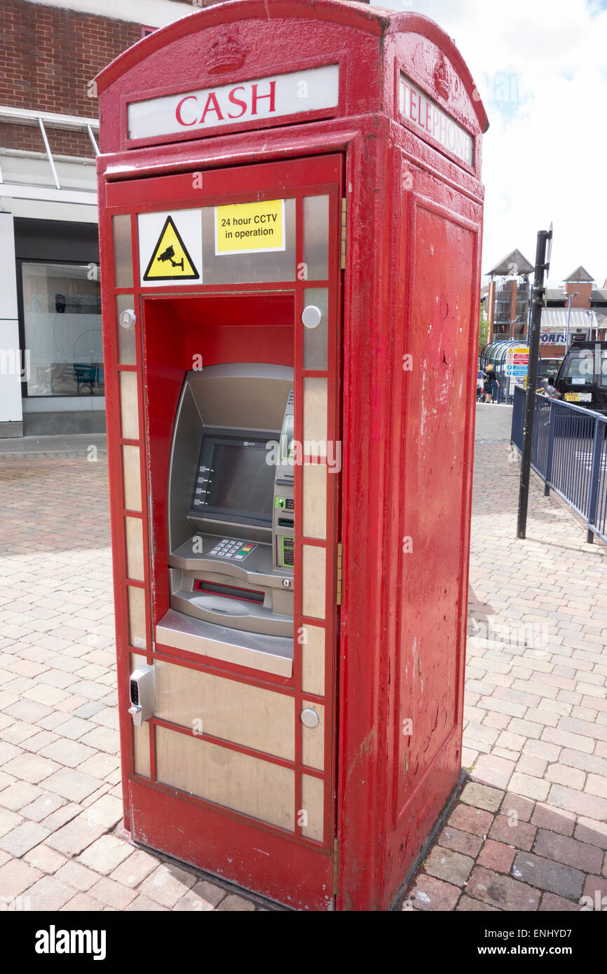 Eine alte Postamt Telefonzelle, die eine Cashpoint-Maschine umgebaut worden ist Stockfoto