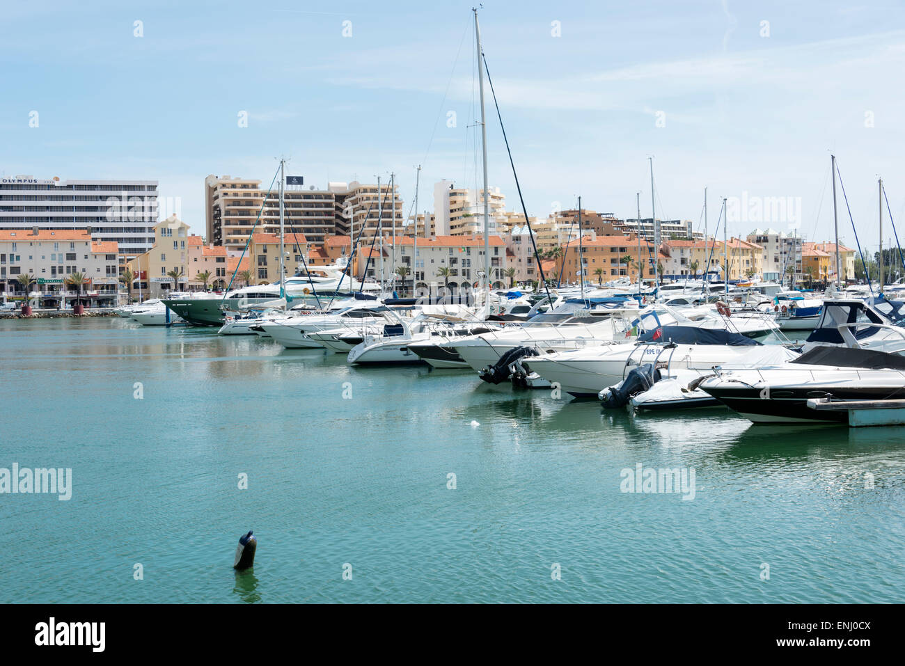 VILLAMOURA, PORTUGAL-APRIL 2015: Luxus Jaghts in Villamoura Hafen am 16. April 2015, Villamoura ist das exklusivste vi Stockfoto