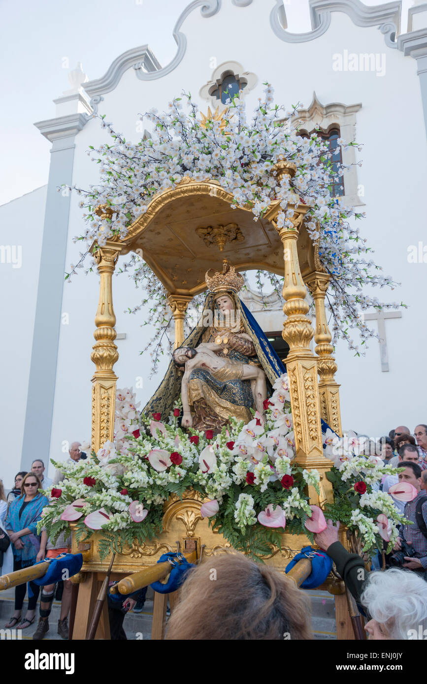 LOULE, PORTUGAL-APRIL19, 2015: Mann bringen die 600 kg schwere Statue der Heiligen Maria, die Kirche in Loulé am 19. April 2015 Stockfoto