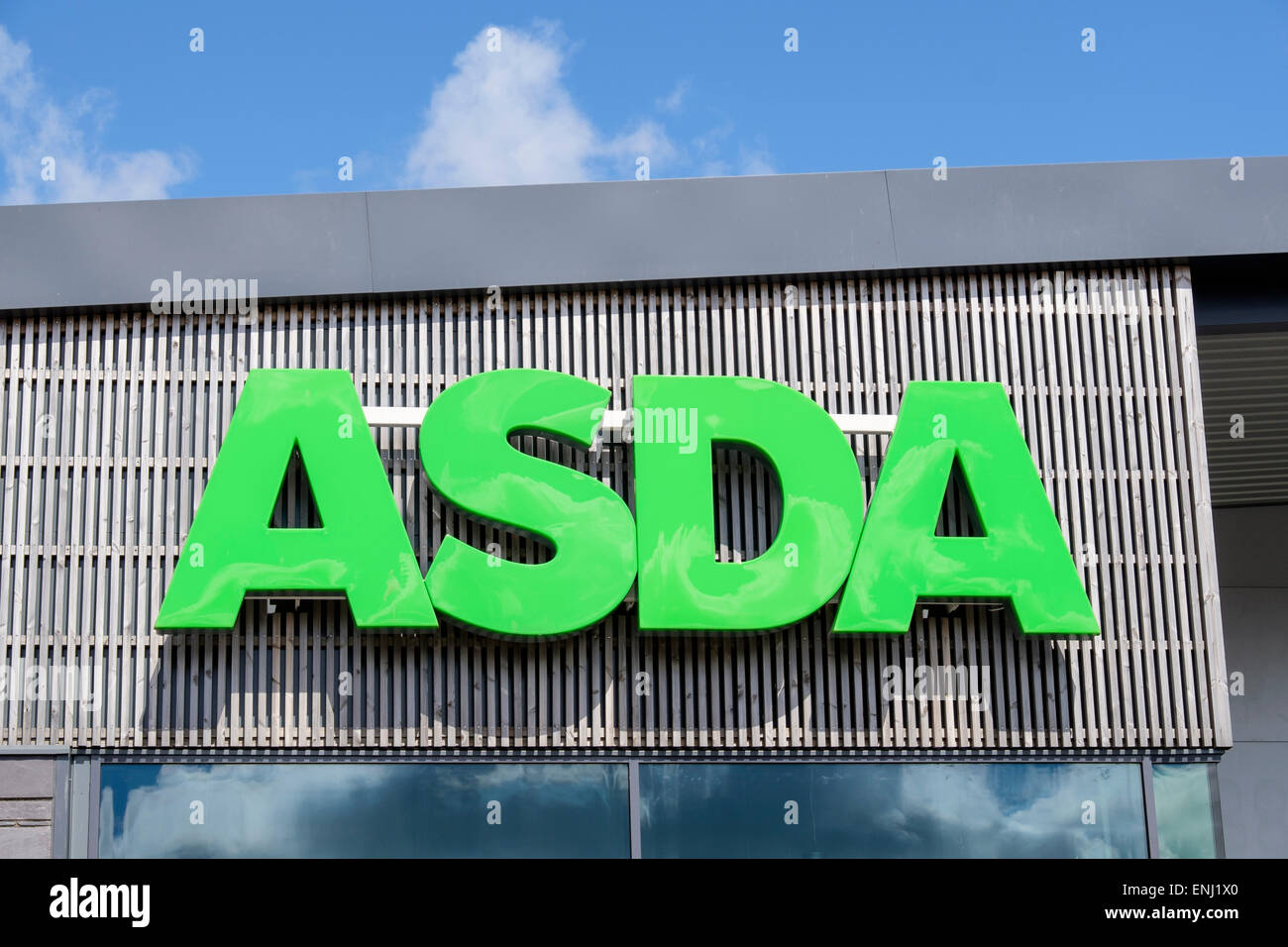 Grün Asda Supermarkt speichern Namensschild auf Seite des Shops Gebäude in Bangor, Gwynedd, Wales, UK, Großbritannien Stockfoto