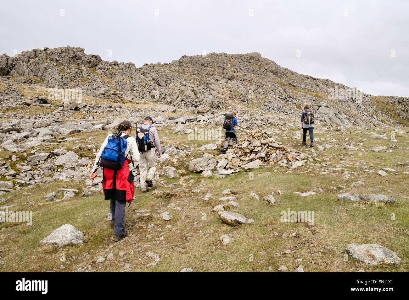 Wanderer auf dem letzten Abschnitt der Minffordd Weg zum Penygadair Gipfel des Cadair Idris (Cader Idris)-Gebirges in Snowdonia Wales UK Stockfoto