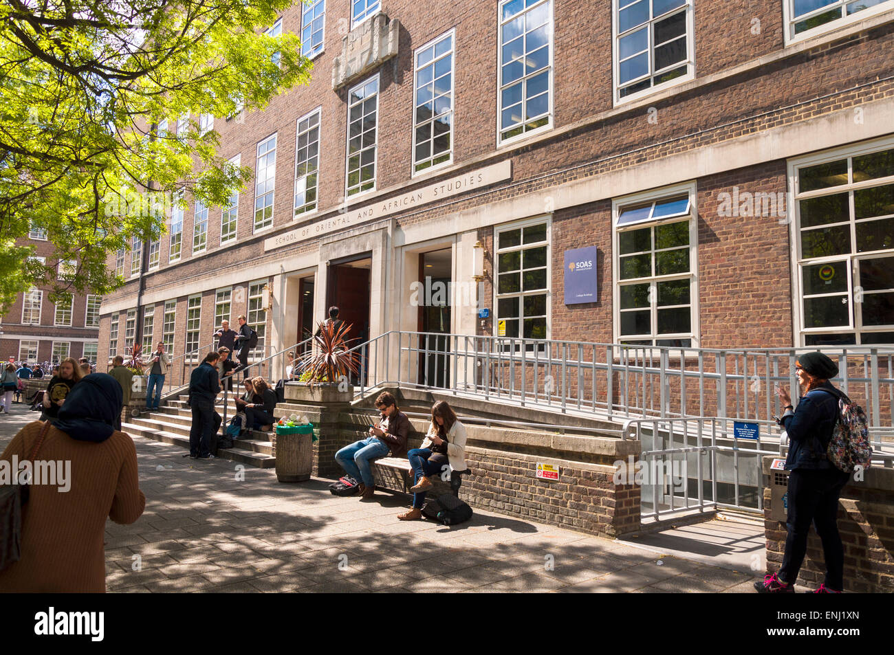 Studenten auf dem Campus an der SOAS, University of London, formal bekannt als der School of Oriental and African Studies Stockfoto