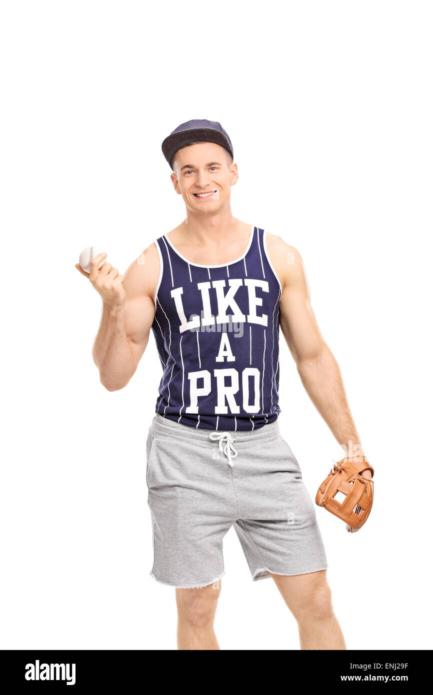 Vertikale Schuss von einem jungen männlichen Baseball-Spieler hält einen Ball und schaut in die Kamera, die isoliert auf weißem Hintergrund Stockfoto