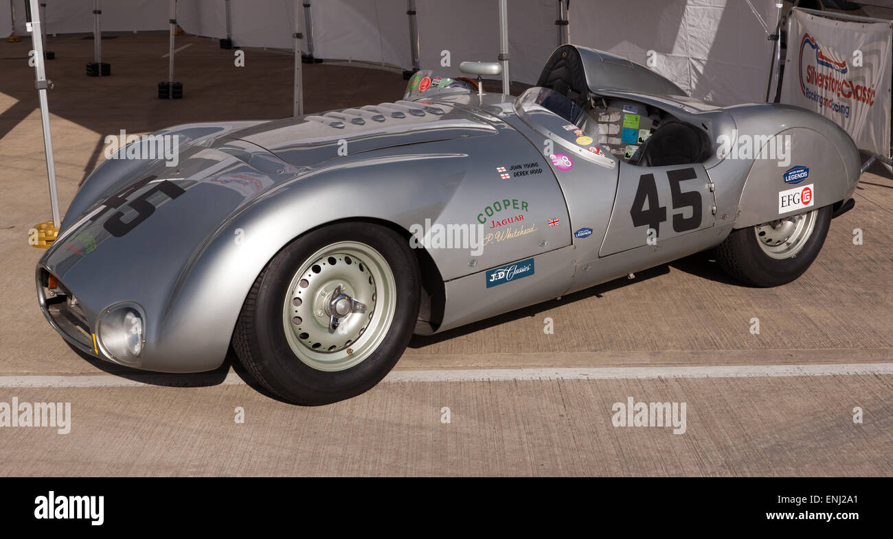 Eine historische, 1954 Cooper Jaguar T33, Rennwagen auf dem Display im internationalen Fahrerlager tagsüber Silverstone Classic Media. Stockfoto