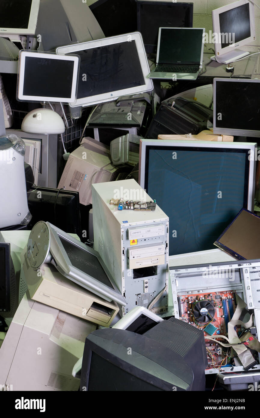 ausrangierte Computer in einen Stapel auf Müllkippe Stockfoto
