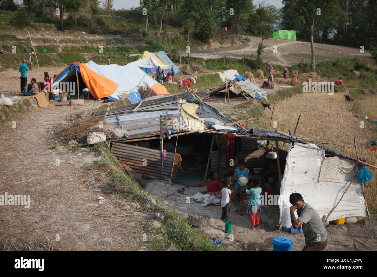 Khokana, Nepal. 6. Mai 2015. Menschen leben in machen Unterstände auf Terrassen im Außenbereich Khokana zu verlagern. Ein Haupterdbeben 7,9 Kathmandu Mid-Day am Samstag, den 25. April getroffen und folgten mehrere Nachbeben, die Lawinen am Mt. Everest ausgelöst, die Bergsteiger in den Basislagern begraben. Viele Häuser, Gebäuden und Tempeln in der Hauptstadt wurden zerstört, während des Erdbebens, verlassen über 7500 Tote und viele mehr unter seinen Trümmern gefangen, als Notfall Rettungskräfte versuchen, Schutt und Überlebende zu finden. Bildnachweis: PixelPro/Alamy Live-Nachrichten Stockfoto