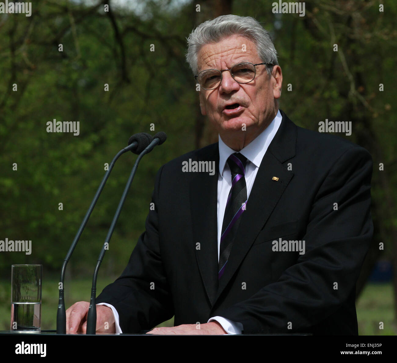 (150506)--SCHLOSS HOLTE-STUKENBROCK, 6. Mai 2015 (Xinhua)--Präsident von Deutschland Joachim Gauck liefert eine Rede während einer Zeremonie auf den 70. Jahrestag des Endes des zweiten Weltkriegs auf dem Gedenkfriedhof der Kriegsgefangenenlager für Sowjets in Schloss Holte-Stukenbrock, Deutschland, am 6. Mai 2015 zu begehen. (Xinhua/Luo Huanhuan) Stockfoto