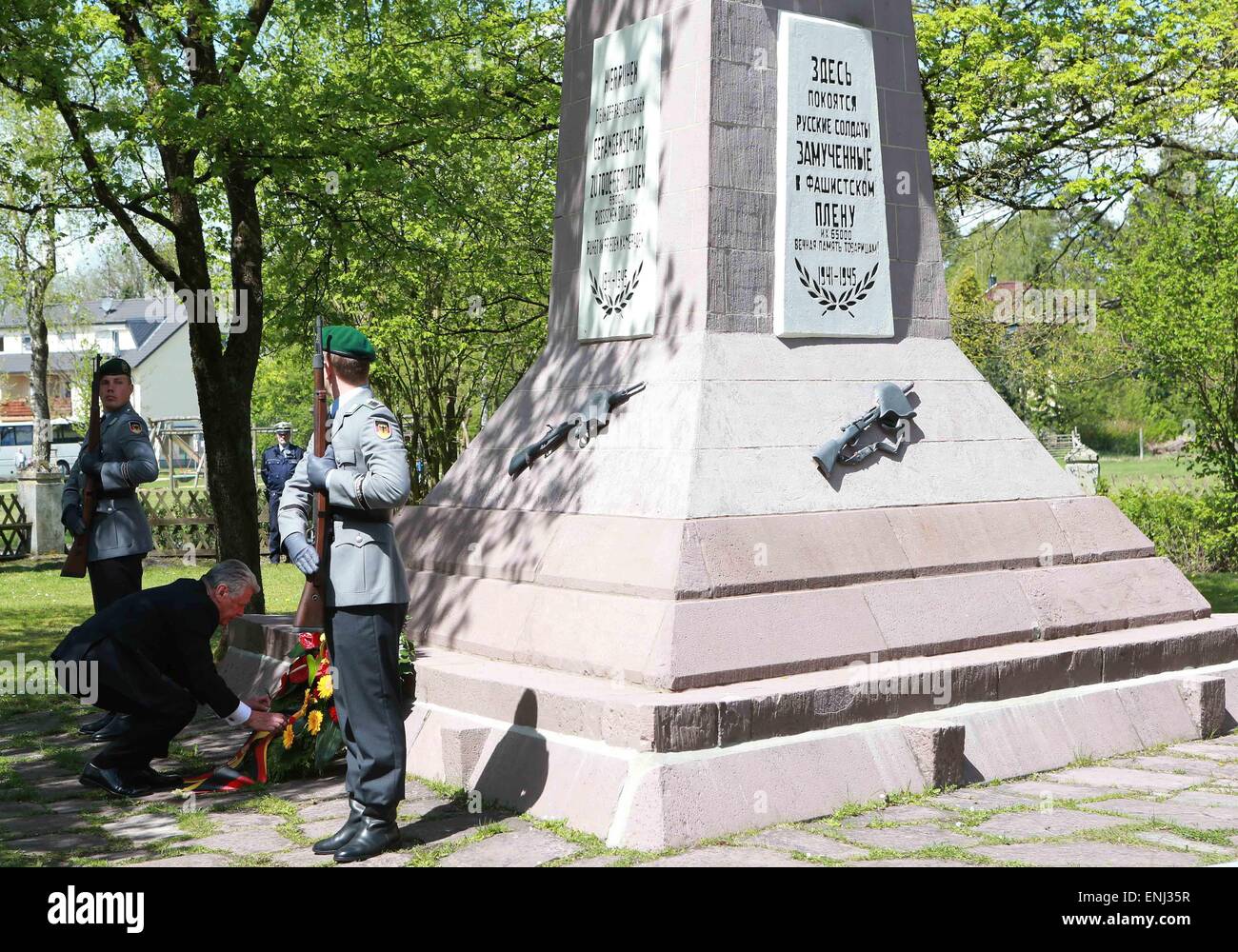 (150506)--SCHLOSS HOLTE-STUKENBROCK, 6. Mai 2015 (Xinhua)--Präsident von Deutschland Joachim Gauck legt einen Kranz während einer Zeremonie auf den 70. Jahrestag des Endes des zweiten Weltkriegs auf dem Gedenkfriedhof der Kriegsgefangenenlager für Sowjets in Schloss Holte-Stukenbrock, Deutschland, am 6. Mai 2015 zu begehen. (Xinhua/Luo Huanhuan) Stockfoto