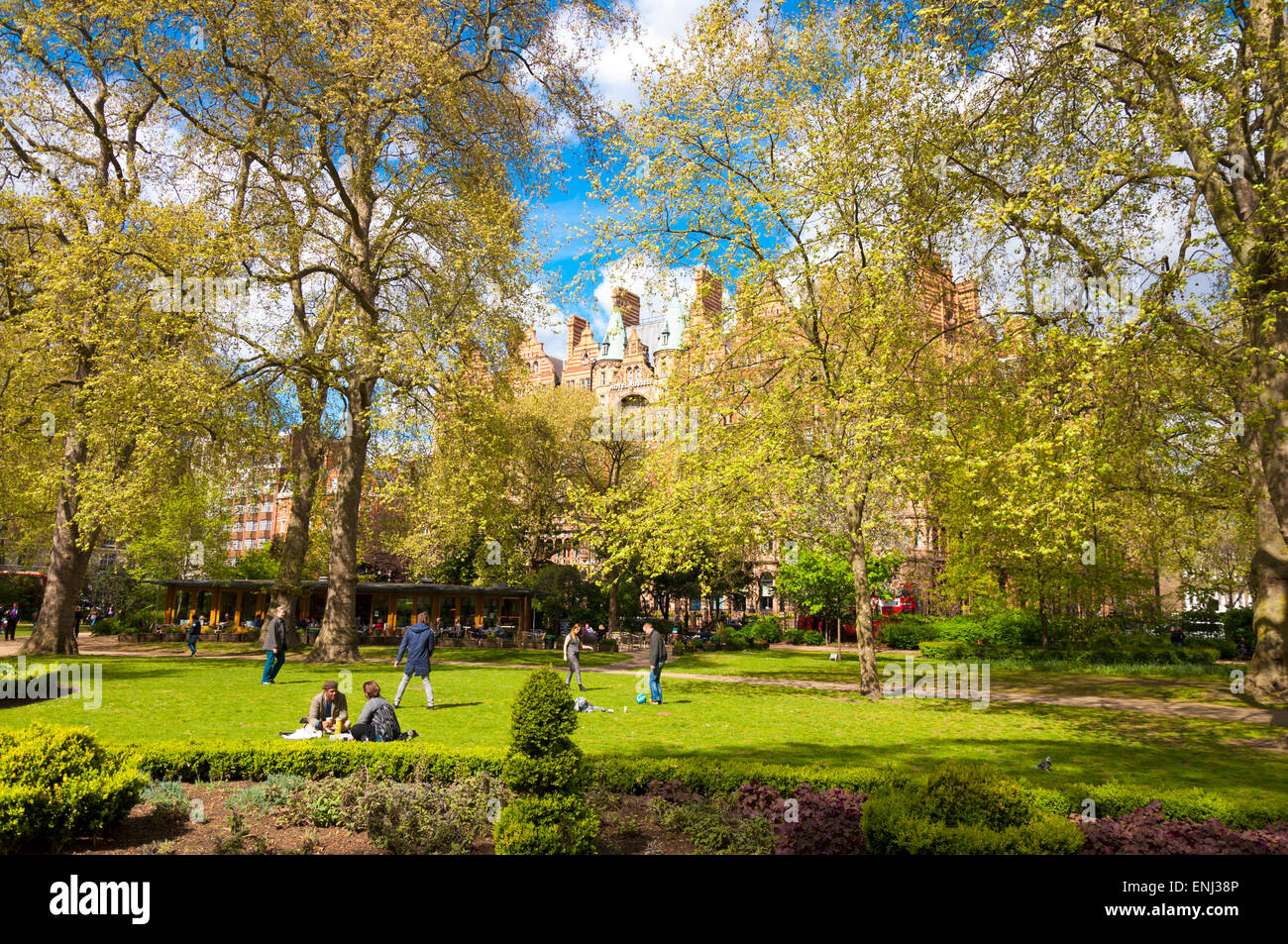 Russell Square Gardens und Hotel Russell hinter Bäumen in Russell Square London UK Stockfoto