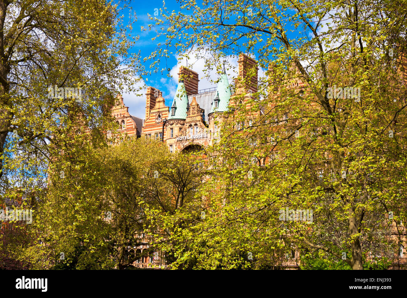 Russell Square Gardens und Hotel Russell hinter Bäumen in Russell Square London UK Stockfoto