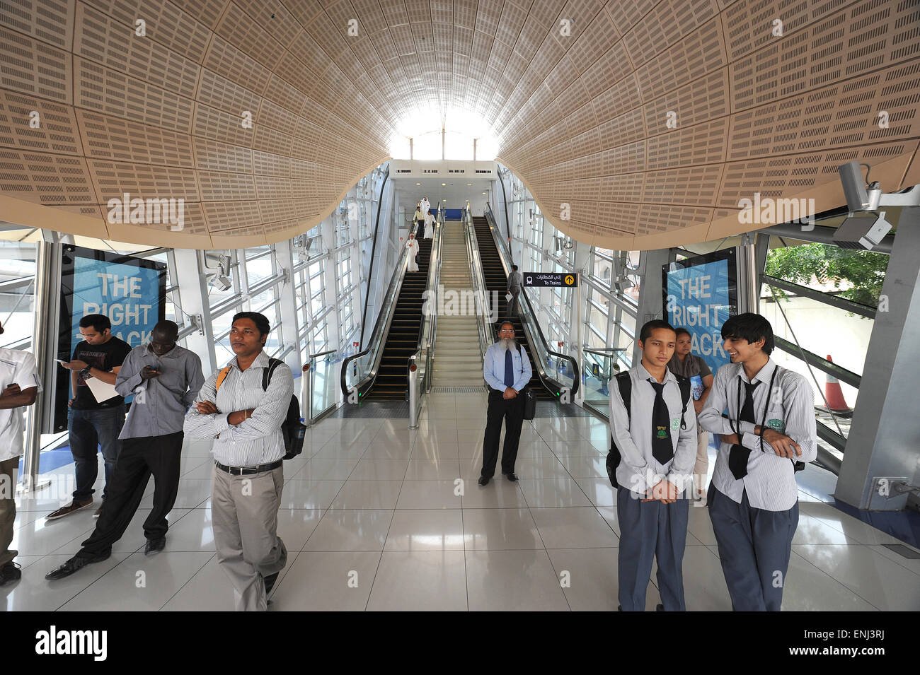 Passagiere, die eine Dubai-Metro-Station verlassen Stockfoto