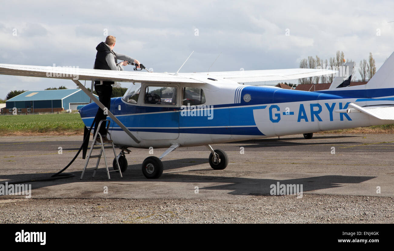 eine Cessna 172 Leichtflugzeug wird an einem fliegenden Club Flugplatz betankt Stockfoto