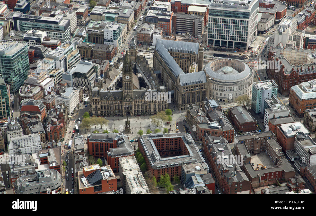 Luftbild von Manchester Town Hall und City Centre, Großbritannien Stockfoto