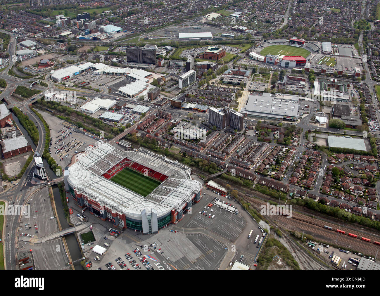 Luftbild von Manchester United Old Trafford Fußballstadion und Lancashire County Cricket Club Stadion in der Ferne, UK Stockfoto