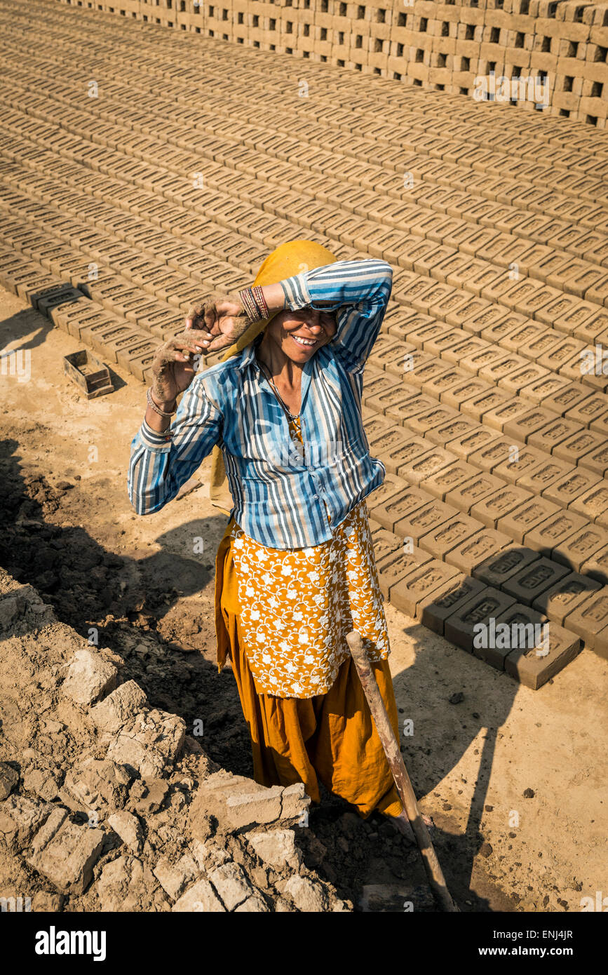 Weibliche Arbeiter bei einem Brick arbeitet in Uttar Pradesh, Indien Stockfoto