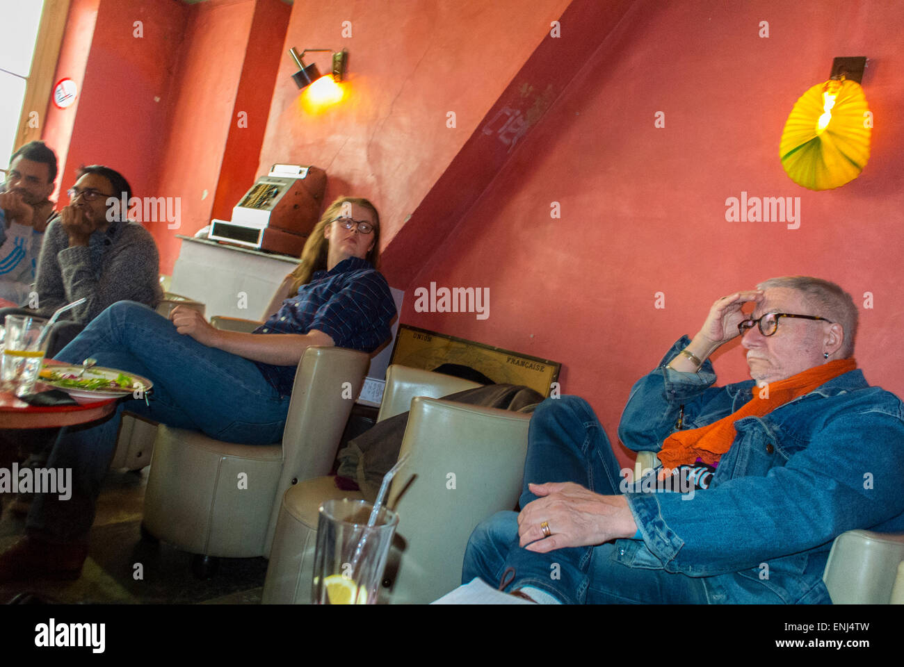 Paris, Frankreich, 'Act up Paris' Militante beim Jahrestreffen im Le Marais Restaurant, 'Les Etages' Community Meeting Information, Freiwillige in Europa Stockfoto