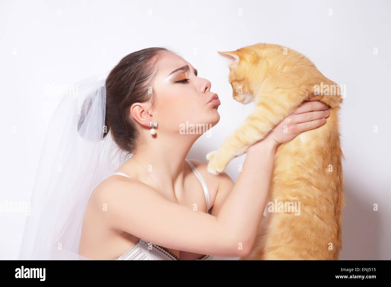 Schöne Braut mit rote Katze Stockfoto