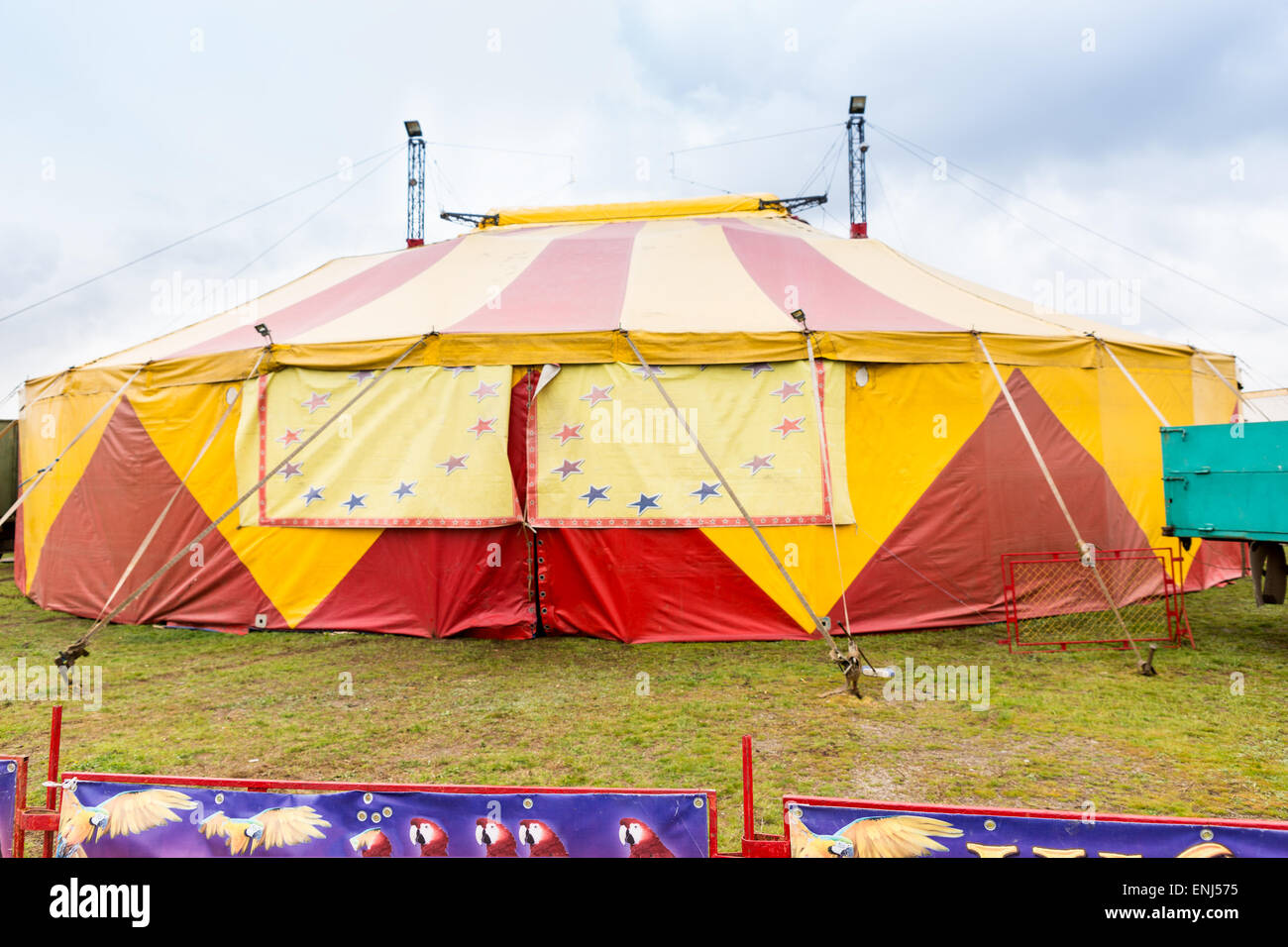 Außenansicht des bunten gelben und roten Feierplane errichtet in einem Feld für ein Zirkus oder Theater-Act beim Festplatz unterwegs Stockfoto