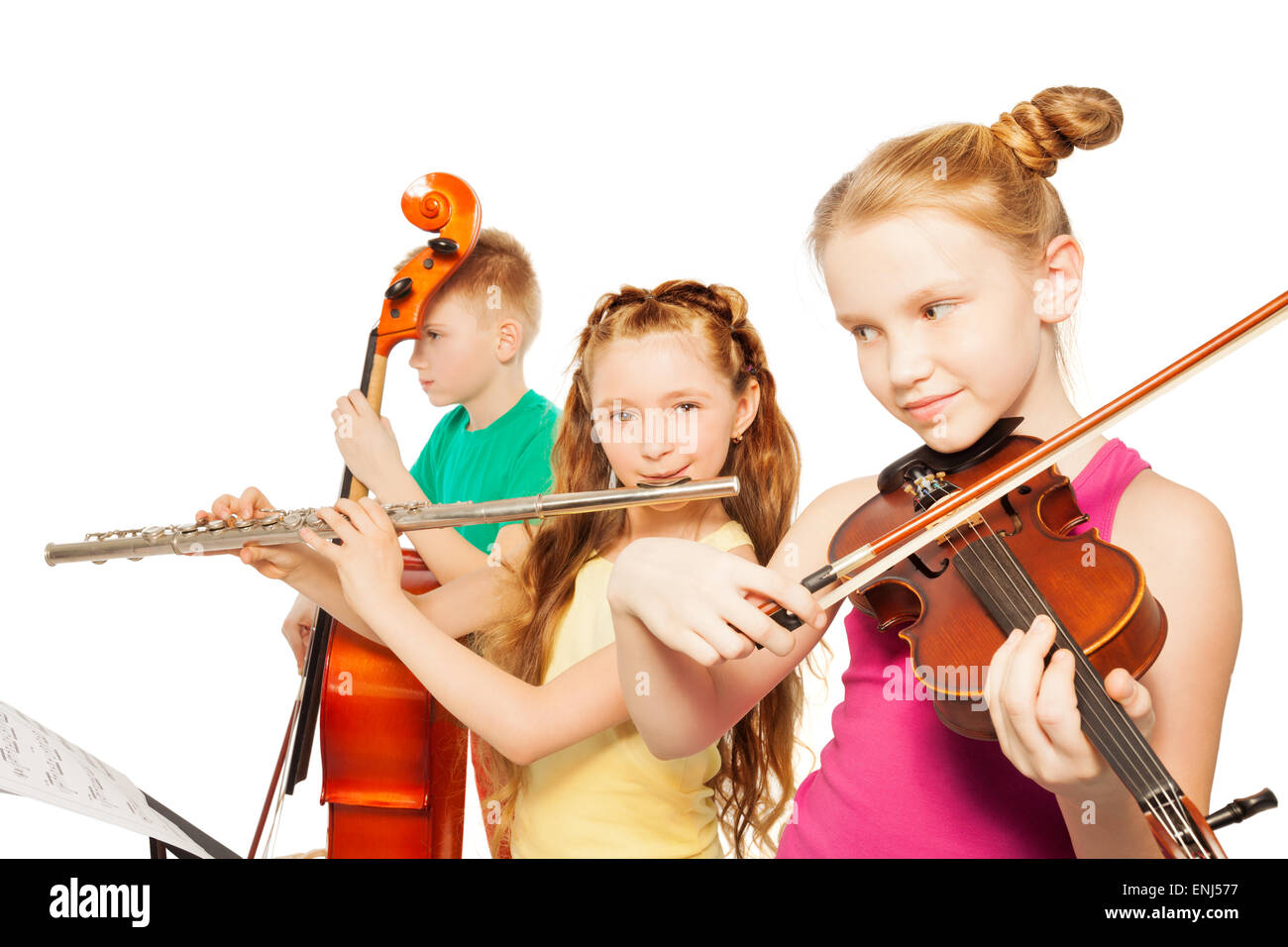 Nahaufnahme von Kindern spielen Musikinstrumente Stockfoto