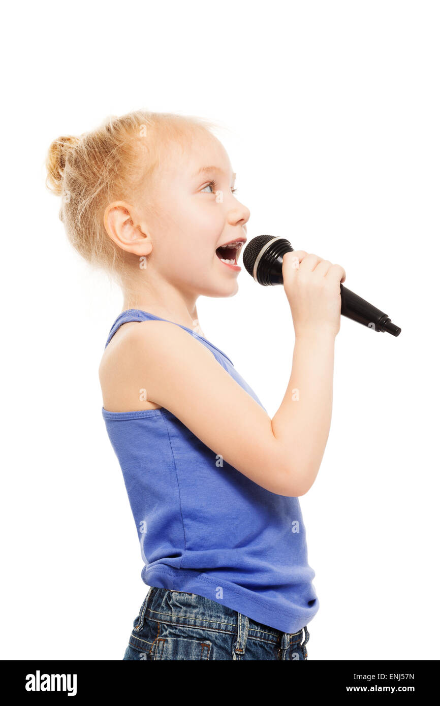 Porträt von kleinen Mädchen singen in Mikrofon Stockfotografie - Alamy