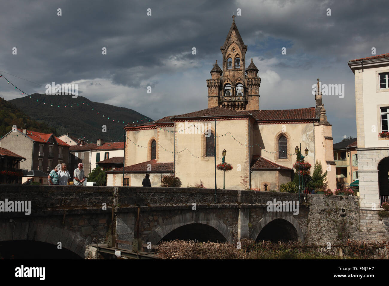 Die Kirche St. Etienne und die Brücke über den Fluss Salat in Seix, Ariege, Midi-Pyrenäen, Frankreich Stockfoto